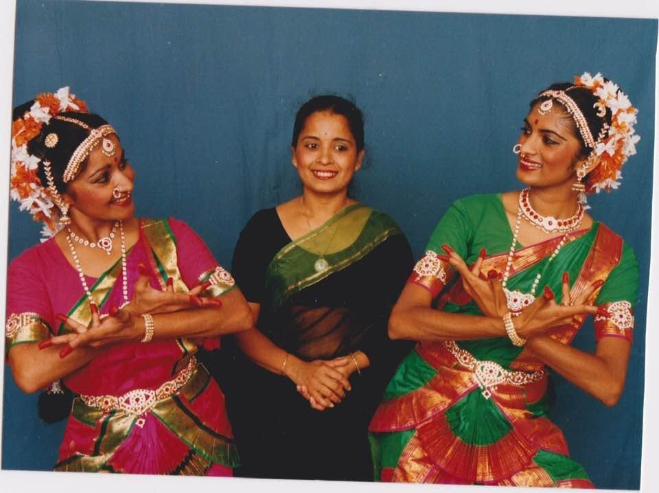Archieffoto uit 1986: Sitra Bonoo en Giesla Jagmohan in Bharatanatyam-kostuum, met in het midden hun guru Smt. Chandrika Sundararaman