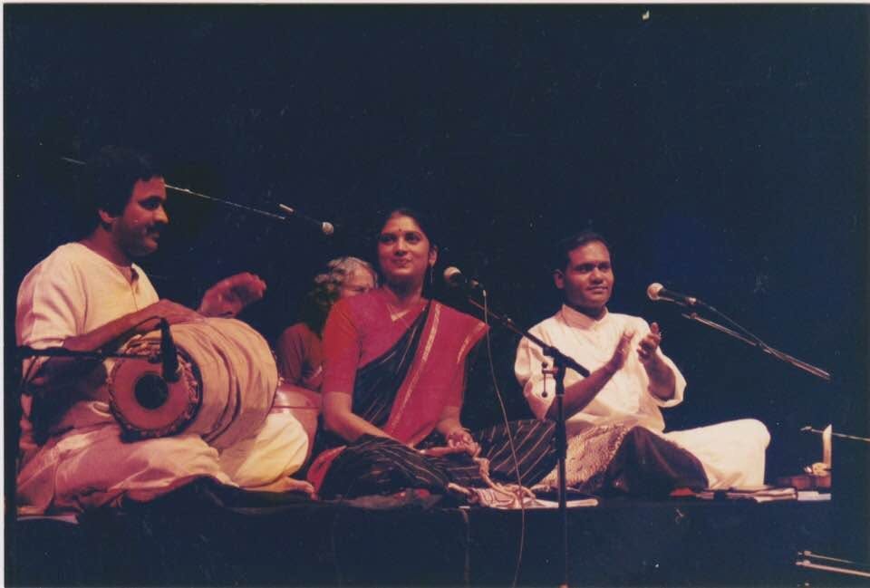 Archieffoto: zangeres met begeleiding van mridangam en andere musici