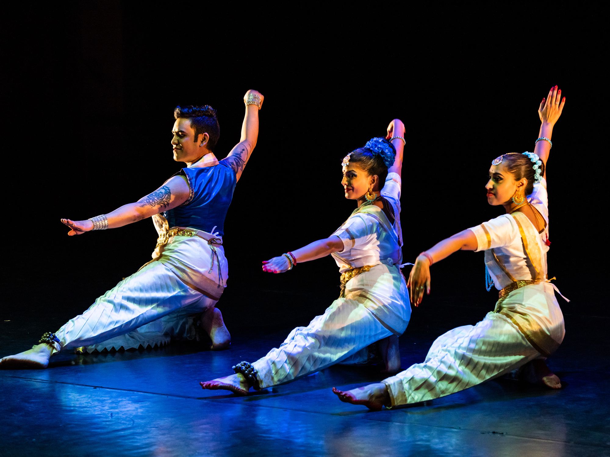 Drie danseressen in het wit op het podium: Jala (water)