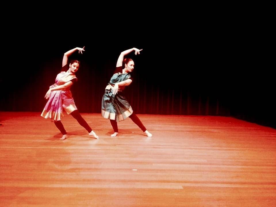 Senior leerlingen Eesha Ramdien en Devika Couprie in een gezamenlijke pose op het podium