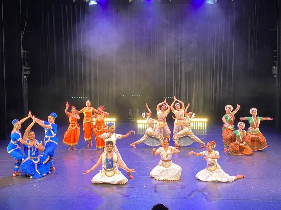 Groot ensemble Bharatanatyam-dansers in kleurrijke kostuums op het podium: Pancha Bhutam