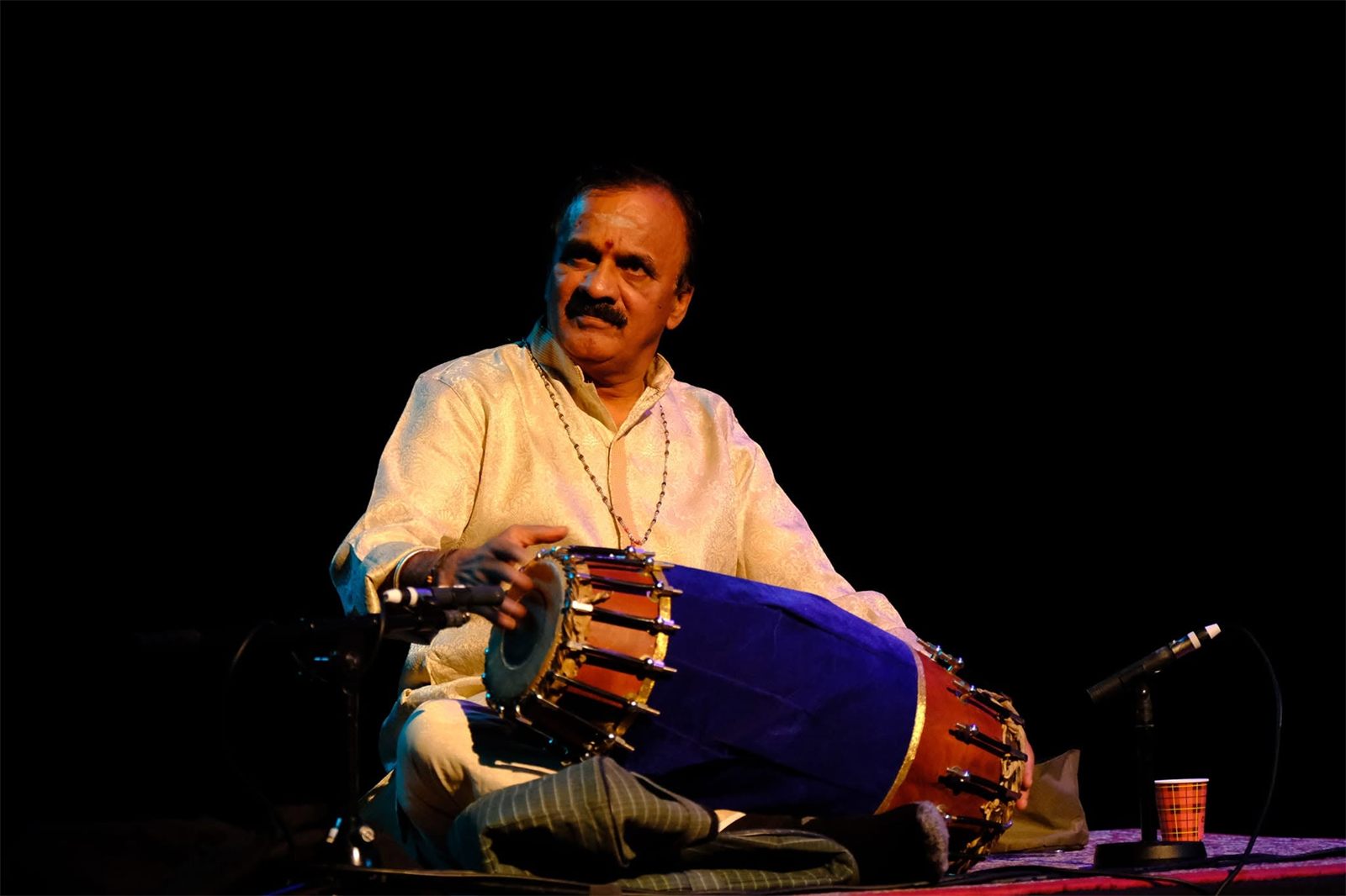 Vidwan Sri S.V. Giridhara speelt mridangam op het podium