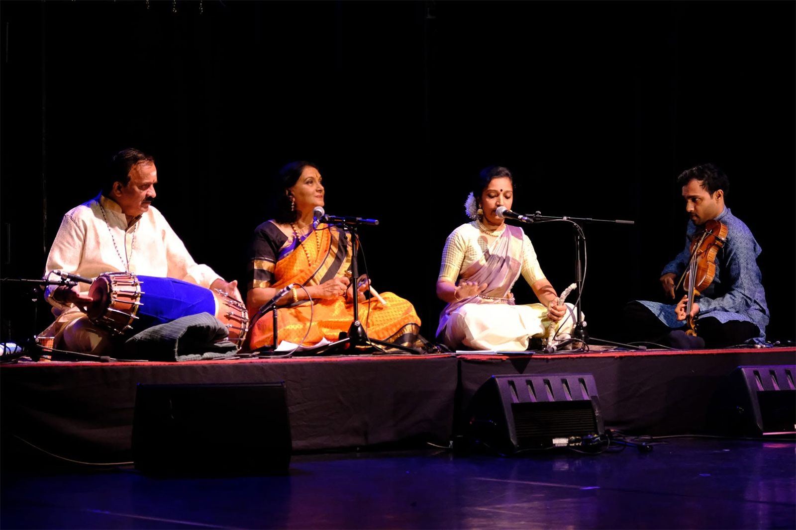 Sitrawatie Bonoo met de cimbalen tussen de musici van het orkest: mridangam, zang en viool