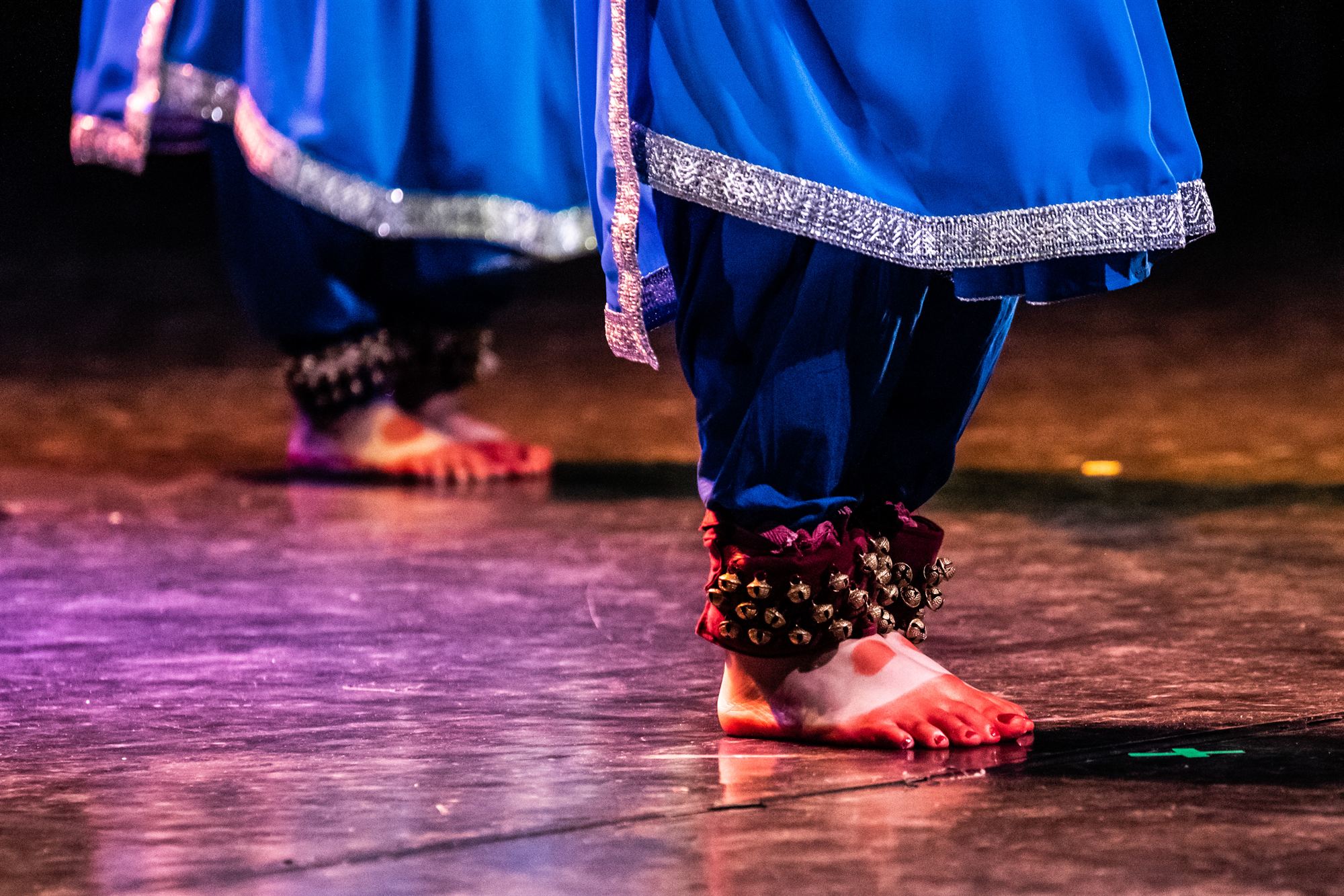 Voeten van een danseres met enkelbellen (ghungroo) op het podium